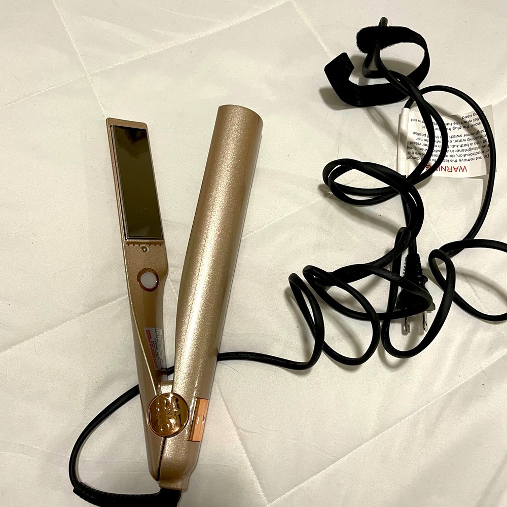NWOT tyme hair iron